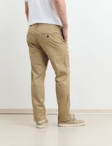 Pantalón negro de corte chino.