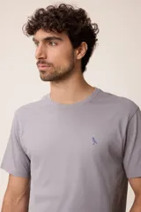 Remera básica de manga corta con cuello redondo y corte regular fit. Presenta un pequeño bordado en el pecho.