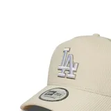 Gorra New Era color crema con logo de Los Angeles Dodgers bordado en blanco. Diseño trucker con paneles frontales de pana y paneles traseros de malla. Cierre snapback ajustable.