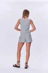 Short de lino a rayas verticales blancas y grises, con bolsillos laterales y cintura alta.