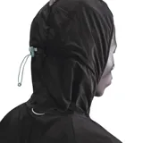 Campera deportiva Nike Stride con capucha, diseño de bloques de color en negro y verde menta, cierre frontal completo y bolsillos laterales con cierre.