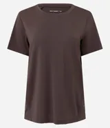 Remera deportiva Get Over de manga corta y cuello redondo, confeccionada en poliamida y elastano.