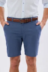 Bermuda clásica de corte recto, con bolsillos laterales y traseros, confeccionada en mezcla de lino y algodón.
