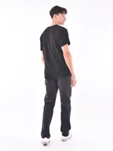 Remera negra de corte clásico con textura tipo waffle y logo pequeño en el pecho.