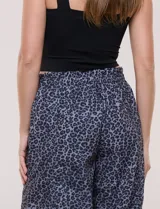 Pantalón wide leg de tiro medio con estampado animal print en tonos grises y negros, de corte holgado y bolsillos laterales. Cuenta con pretina elástica en la parte trasera y bolsillos delanteros aplicados.