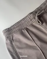 Conjunto de dos piezas compuesto por remera de corte oversize y bermuda a juego, confeccionado en algodón premium de alto gramaje. La remera presenta cuello redondo y estampado frontal con efecto desgastado, mientras que la bermuda cuenta con cintura elástica con cordón ajustable y diseño minimalista.