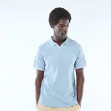 Remera de piqué de algodón color azul claro, con cuello polo sin botones y detalles de líneas blancas en el borde del cuello y las mangas.
