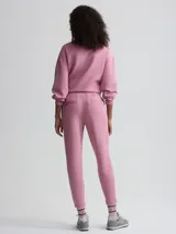 Pantalón deportivo rosa de corte slim, confeccionado en tejido DoubleSoft® con cintura acanalada.