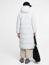 Parka larga acolchada color negro con capucha, cierre frontal con cremallera y bolsillos laterales.