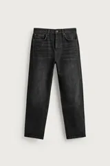 Jeans de corte recto y tiro medio, confeccionados en denim de algodón color negro con efecto deslavado y acabado rígido. Cuenta con diseño clásico de cinco bolsillos y cierre frontal con botones.