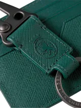 Set de regalo compuesto por un tarjetero y un llavero a juego, ambos confeccionados en piel Saffiano color verde. El tarjetero cuenta con múltiples ranuras para tarjetas y el escudo TH en relieve. El llavero incluye un cierre de pinza metálico y el logo de la marca grabado en la anilla.
