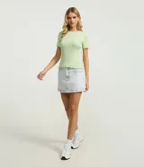 Blusa básica de manga corta y cuello redondo, confeccionada en viscosa texturizada de canalé con elastano y detalle de terminación ondulada en el bajo.