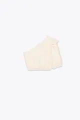 Top corto asimétrico color blanco roto, con un solo hombro descubierto y manga abullonada corta en el otro lado. Presenta bordados perforados (ojales) y un volante en el hombro descubierto. El bajo y el puño de la manga terminan en elástico.