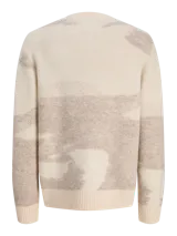 Sweater de punto con diseño estampado, cuello redondo, manga larga y ajuste relajado. Presenta puños y ruedo acanalados, ofreciendo una textura suave y elástica.