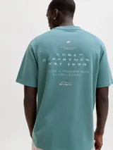 Remera de manga corta color verde con cuello redondo y calce relajado. Presenta un pequeño bordado o estampa en el pecho.