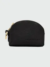 Monedero Longchamp de cuero granulado color negro, con cierre de cremallera dorada y logo grabado en el frente.