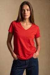 Remera de viscosa y elastano de color rojo, con escote en V y mangas cortas, de calce ajustado y fluido.
