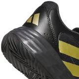 Championes Adidas Game Chaser de entrenamiento, color negro con detalles en dorado. Presentan un diseño con las tres bandas características de la marca en los laterales, entresuela con tecnología LightMotion para mayor amortiguación y cierre con cordones.