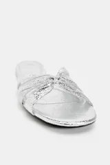 Sandalia plana plateada con tiras cruzadas y detalle de nudo en la parte superior.