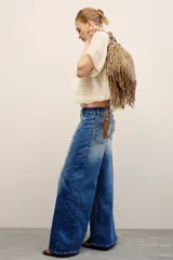 Jean Oxford Francine de tiro medio, confeccionado en denim azul con efecto deslavado y diseño de costuras verticales.