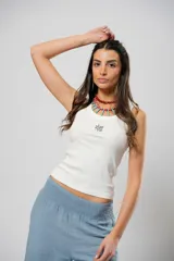 Musculosa blanca de rib 100% algodón con logo JOSÉPHINE bordado en el frente.