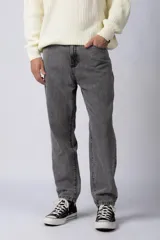 Jean de corte mom fit, color gris lavado, con diseño de tiro alto y pierna holgada. Confeccionado en denim resistente, presenta un estilo vintage y relajado.