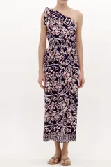 Vestido largo de diseño asimétrico con un solo hombro y detalle de lazo en el tirante. Presenta cintura elastizada fruncida y una falda fluida con estampado geométrico en tonos azul marino, blanco y rojo.