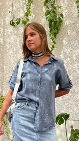 Camisa celeste de lino con mangas 3/4 y cuello camisero.