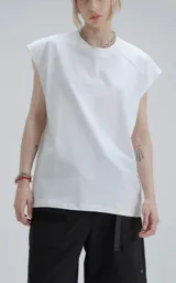 Sudadera blanca de corte extra oversize con hombros caídos y cuello redondo.