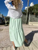 Vestido midi de corte amplio, con mangas cortas, parte superior blanca y falda de dos niveles color verde menta.