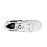 Championes urbanos New Balance modelo 550, con diseño retro inspirado en el básquet. Presentan una base de cuero blanco con perforaciones laterales, detalles en azul petróleo, gris y violeta en el talón y la suela. Incluyen el logo N característico en los laterales y el número 550 en el frente.