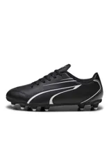 Championes de fútbol Puma Vitoria FG/AG, color negro con detalles en blanco, diseñados para césped natural firme y artificial.