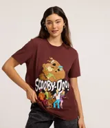Remera de algodón color marrón oscuro con estampa frontal de los personajes de Scooby-Doo (Scooby, Shaggy, Fred, Daphne y Velma) y el logo de la serie.