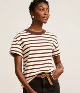 Blusa de corte boxy confeccionada en algodón, con diseño de rayas horizontales, cuello redondo de punto en color contrastante y mangas cortas.