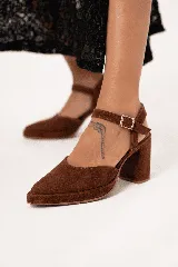 Sandalias de gamuza color marrón chocolate, con plataforma delantera, taco ancho y tira ajustable con hebilla metálica al tobillo.