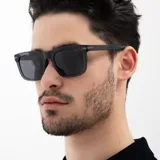 Lentes de sol INVU con montura cuadrada color gris azulado y lentes polarizadas grises.