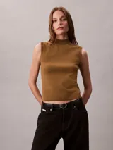 Sweater de punto color tostado con cuello perkins y diseño sin mangas, de corte ajustado y con pequeña etiqueta del logo en la cadera.