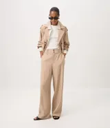 Pantalón wide leg de cintura alta y corte amplio, color beige, con doble botón frontal y bolsillos laterales.