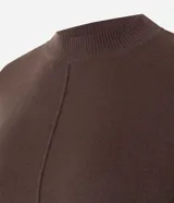 Suéter de punto bordó, con cuello alto, mangas largas y costuras verticales decorativas en el frente.
