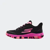Championes Skechers Viper Court Pro, diseñados para alto rendimiento en cancha. Presentan un diseño en color negro con detalles en fucsia vibrante en la lengüeta y la suela. Cuentan con tecnología Arch Fit para soporte de arco y suela Goodyear Gold para mayor tracción y estabilidad.