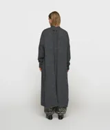 Cárdigan maxi de corte holgado y diseño abierto, confeccionado en una mezcla de lana y mohair color gris oscuro. Presenta hombros caídos, bolsillos laterales y terminaciones en ribete acanalado.