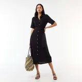 Vestido midi negro de estilo camisero, con cuello camisero, mangas cortas, cierre frontal de botones y cinturón ajustable para anudar en la cintura.