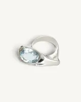 Anillo de plata 950 con diseño orgánico y expansivo, engastado con una piedra de topacio tallada en forma ovalada.