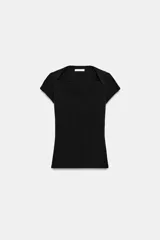 Camiseta ajustada de color negro, confeccionada en hilatura con mezcla de algodón, con escote cuadrado y manga corta.