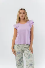 Musculosa rosa de corte clásico con cuello redondo y volados en los hombros.