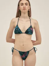 Bikini de lycra azul con estampado de flores y tigres rosas. El corpiño es triangular con tirantes finos y la bombacha es de tiras con cobertura media.