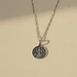 Conjunto de cadena de eslabones tipo figaro con dije circular de San Benito en plata 925.