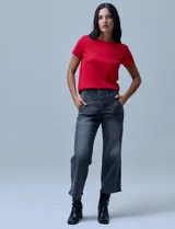 Jean crop de tiro alto, corte recto (straight fit) y color negro lavado. Presenta pretina con pasadores, cierre y botón metálico, y bolsillos delanteros inclinados.