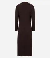 Vestido midi de punto color marrón chocolate, con manga larga, cuello alto sutil y detalle de fruncido lateral que ajusta la silueta. Diseño minimalista de corte recto.