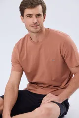 Remera lisa de manga corta y cuello redondo, color gris oscuro, de calce cómodo con pequeño logo bordado en el pecho.